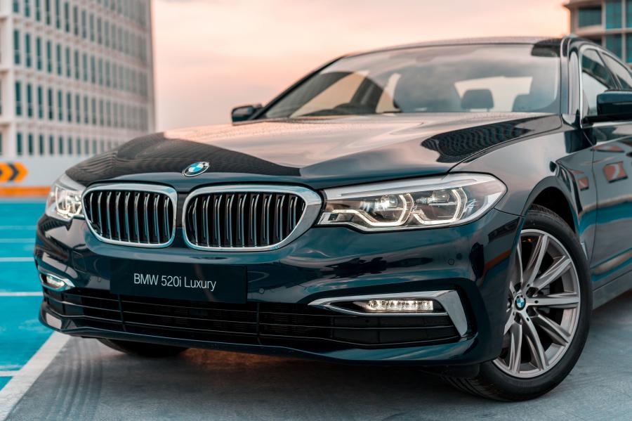 Детали экстерьера BMW 520i Sedan Luxury Line (G30) 2019 года  (MY) (фото 8 из 14)